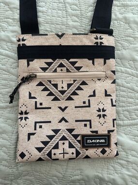 Dakine Crossbody Bag Beige Black Canvas Geo Print Zippers